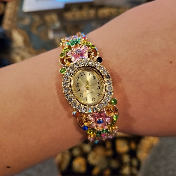 Accessories - 🌺Full crystal flower bangle watch